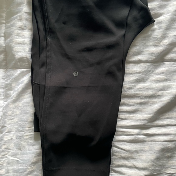 Lululemon on the fly pants - Picture 2 of 2